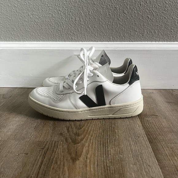 Women’s Veja V-10 Sneaker in Extra White & Black - Picture 4 of 9